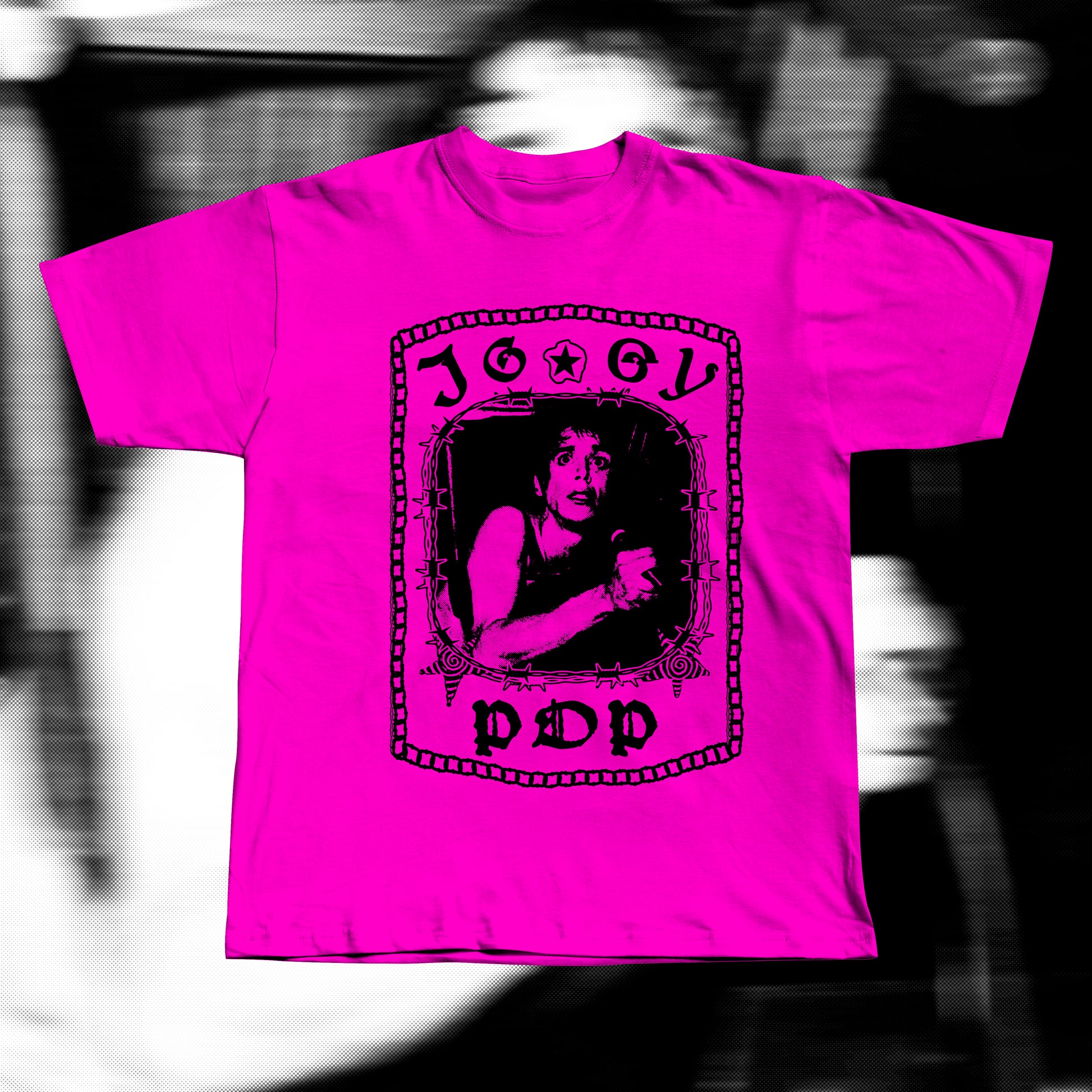 Unisex adult fuchsia t-shirt, design with iggy pop tangled in a chair around barbed wire. Iggy pop is written around with gothic letters.